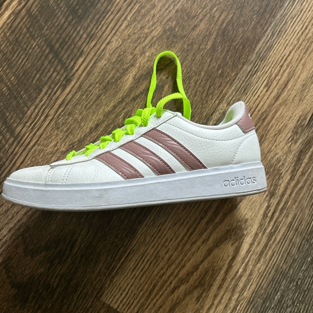 Adidas Women's White and Purple Sneakers with 2 pairs White and Green Shoelaces